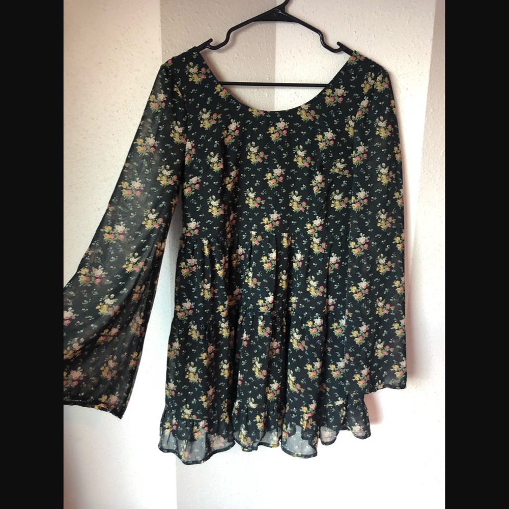 Floral flowy long sleeved - short dress